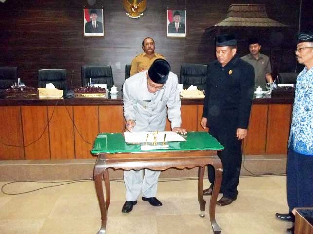 Wakil Bupati Nganjuk KH Abdul Wachid Badrus didampingi Ketua DPRD Nganjuk Drs Puji Santuso saat menandatangani Raperda kenaikan tarif pelayanan kesehatan RSUD kelas 3. foto: BAMBANG DJ/ BANGSAONLINE