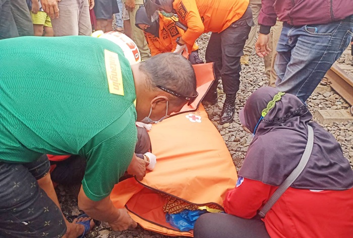 Jenazah korban saat dievakuasi petugas.