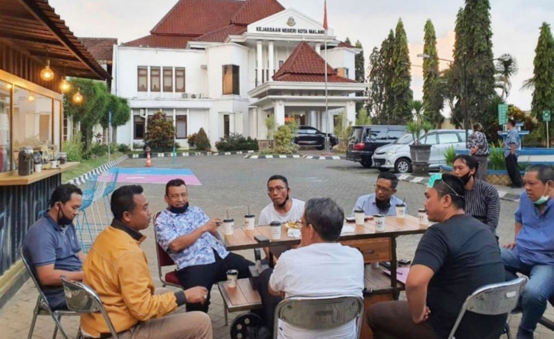 Pertemuan Kajari Kota Malang Andi Darmawangsa didampingi Kasi Pidsus Ujang Supriyadi, dengan AH, mantan Plt. Direktur PD RPH di halaman kantor Kejari, belum lama ini. Hal ini dipertanyakan Lira Malang Raya karena Kejari tengah menangani kasus RPH. foto: ist.