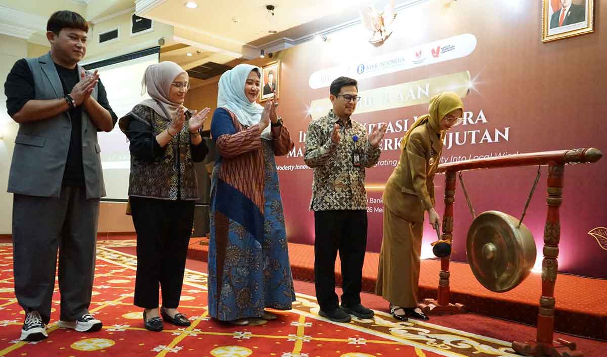 Wali Kota Kediri saat memukul gong sebagai tanda pembukaan Inkubasi Kreasi Wastra Mataraman Berkelanjutan. Foto: Ist