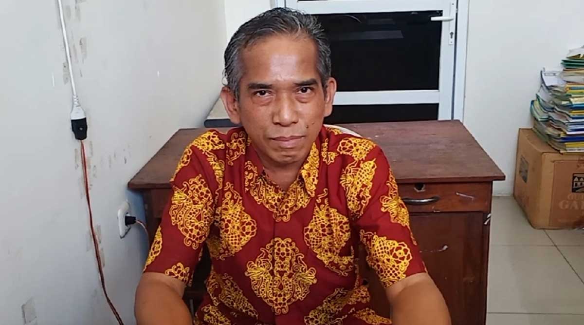 Salah satu pegawai DPMD Gresik, Agus Priyono.
