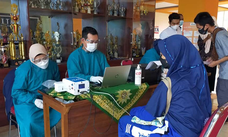 SMA Muhammadiyah 1 Taman (Smamita) Sidoarjo menggelar tes GeNose C19 kepada para siswa. Hal ini dilakukan sebagai langkah awal deteksi dini terhadap penyebaran Covid-19, Jumat (2/7/2021) pagi. (foto: ist)