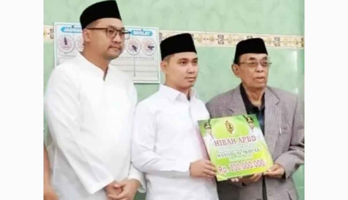 Bupati bersama Wakil Bupati Mojokerto ketika menyerahkan bantuan kepada Takmir Masjid Al Ikhlas.
