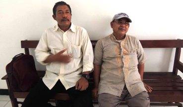 Dua tersangka pencemaran nama baik Walikota Probolinggo, Buchori Muslim dan Bajong Basori. (Andi/BANGSAONLINE)