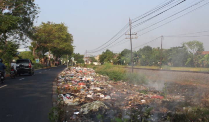 Tumpukan sampah di jalan Cangkringmalang.