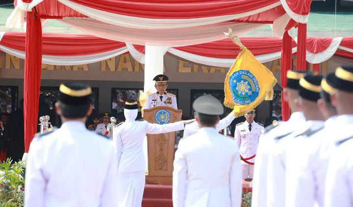 Mendagri Tito Carnavian saat memimpin pelantikan.