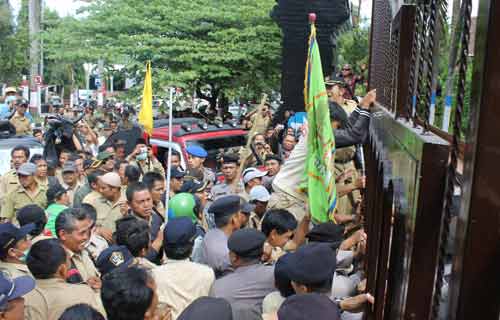 Para Kades mencoba memaksa masuk ke kantor Pemkab Blitar. Mereka ingin dilibatkan langsung dalam dialog pencairan ADD. (foto: tri susanto/BANGSAONLINE)
