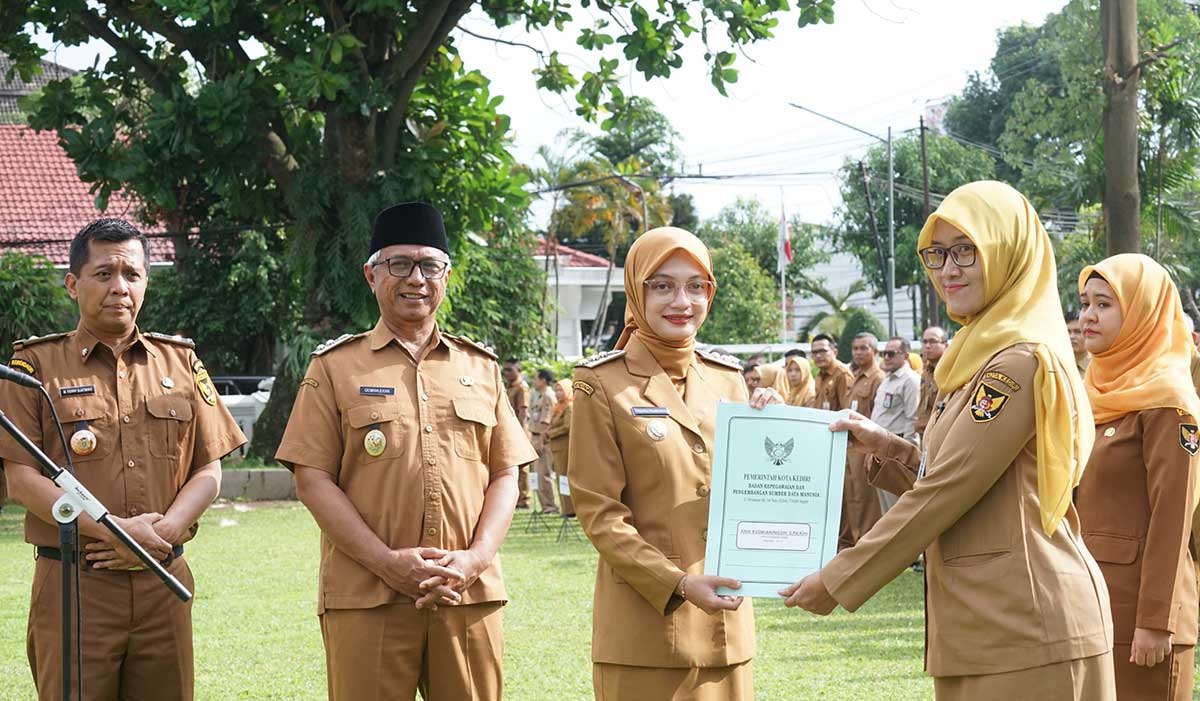 Wali Kota Kediri saat menyerahkan SK Kenaikan Pangkat kepada salah satu ASN. Foto: Ist
