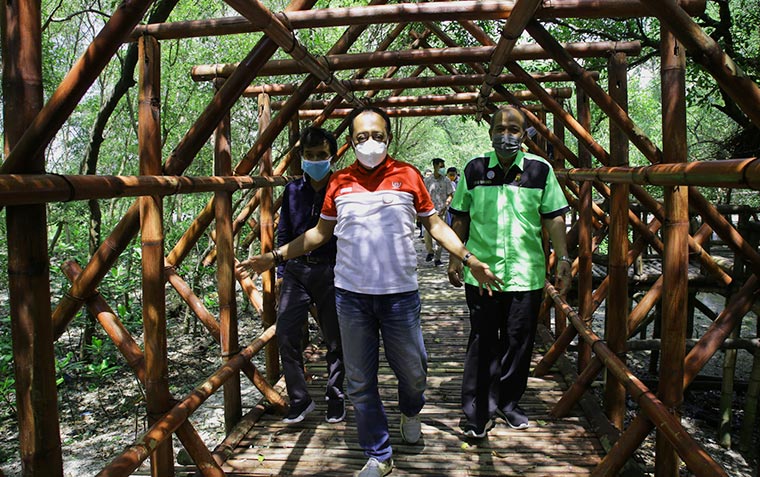 Wawali Surabaya Armuji mengajak sejumlah influencer di Kota Pahlawan untuk memviralkan Wisata Mangrove Wonorejo, Sabtu (27/3).