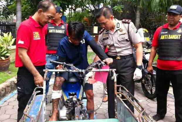 Tersangka bersama barang bukti berupa bentor saat diamankan di Mapolsek Wonokromo.