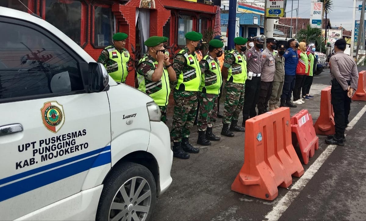 Penyiapan personel di Pospam Kenanten. Pospam ini diisi petugas dari unsur TNI/Polri, dishub, dinkes, dan relawan. Foto: YUDI EP/ BANGSAONLINE