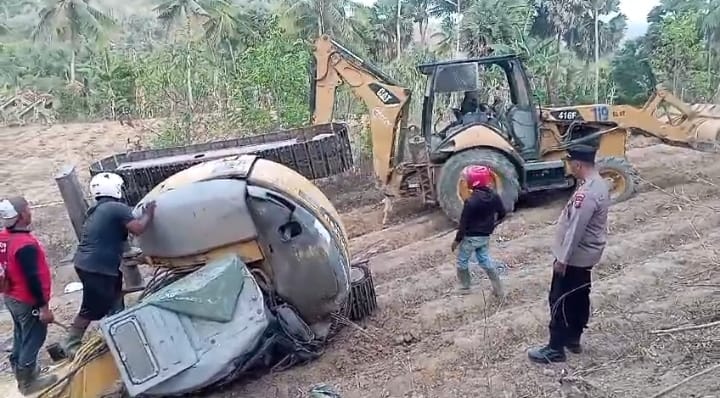 Proses evakuasi korban yang tertimpa ekskavator di Desa Sanah Tengah, Kecamatan Pasean, Pamekasan.