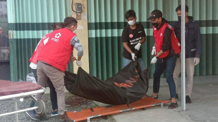Petugas saat mengevakuasi korban perkelaihan di Banjarbaru, Selasa (29/3)