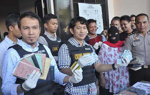 AKBP Takdir Matanette (tengah) menunjukkan barang bukti. (foto: ssn)