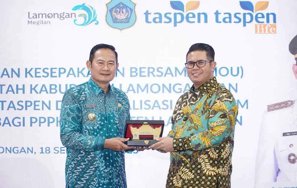 Bupati Lamongan Yuhronur Efendi (kiri) menyerahkan cenderamata usai penandatanganan MoU dengan PT Asuransi Jiwa Taspen (Persero).