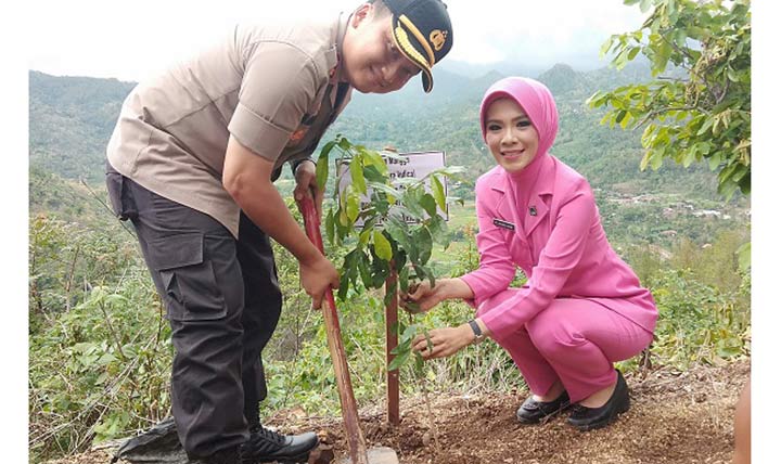 Kapolres Ponorogo AKBP Arief Fitrianto saat penanaman bibit pohon di bukit Dawetan.