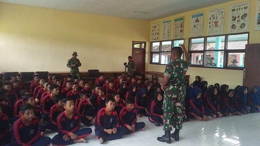 Pabintal Korem 083/Baladhika Jaya membekali para pelajar dengan wawasan kebangsaan  dan semangat bela negara.