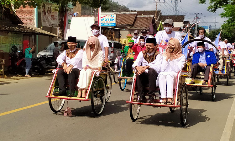 Diusung 7 Parpol, Paslon Arifin-Syah Daftar ke KPU Naik Becak
