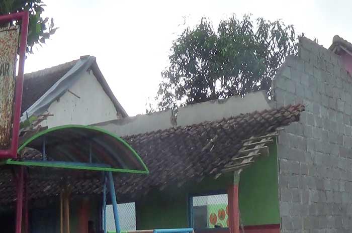 Kondisi TK Ngadirejo I setelah ambruk beberapa waktu lalu. foto: AKINA/ BANGSAONLINE
