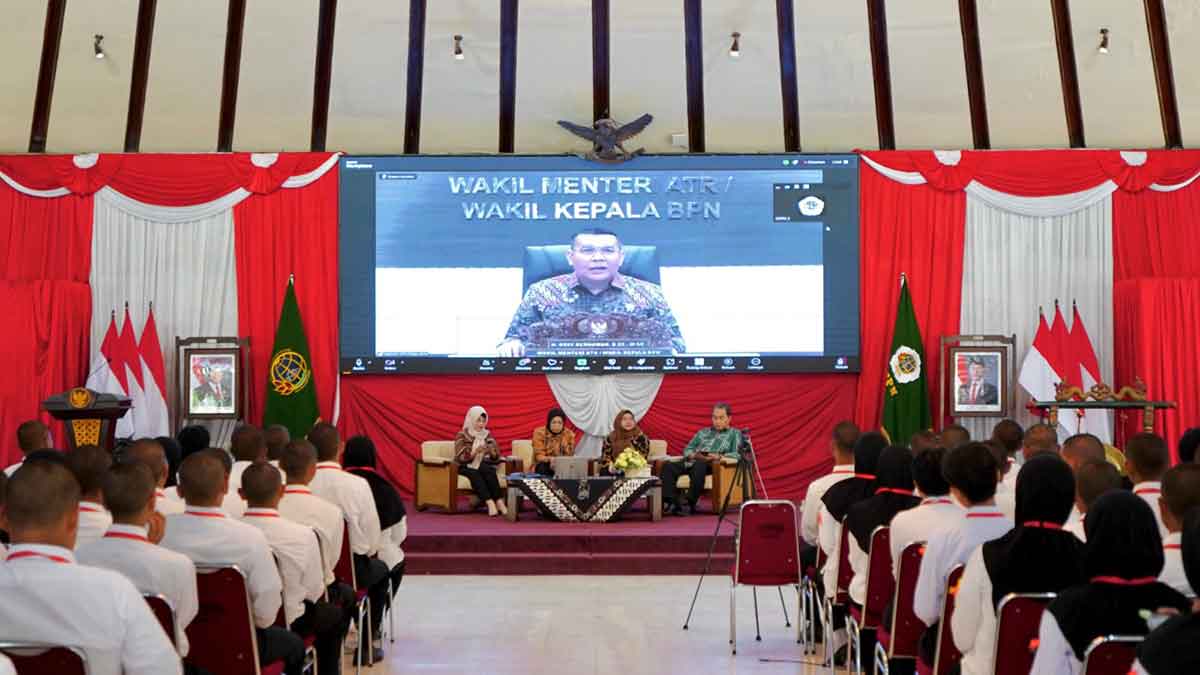 Wamen ATR/BPN saat memberikan pembekalan ke Taruna STPN sekaligus menutup PKKTB 2025.