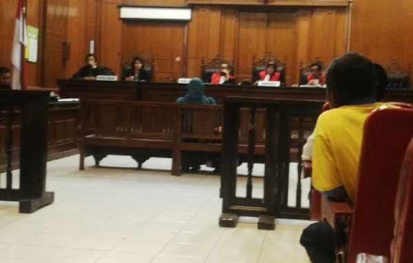 KENA BATUNYA: Sidang penganiayaan yang dilakukan Ackhirulia (Ruli) terhadap Maimunah Saroh di Pengadilan Negeri (PN) Surabaya. foto: BANGSAONLINE