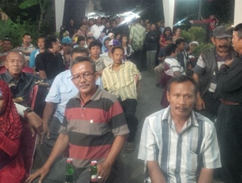 BERJUBEL -Ratusan warga yang menghadiri acara tasyakuran Anggota DPRD Sidoarjo Imam Supi