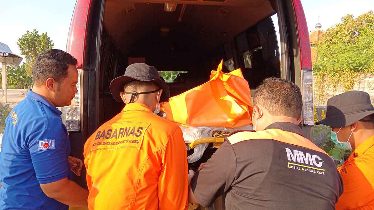 Evakuasi kerangka manusia di muara tambak Desa Segoro Tambak, Kecamatan Sedati, Sidoarjo.