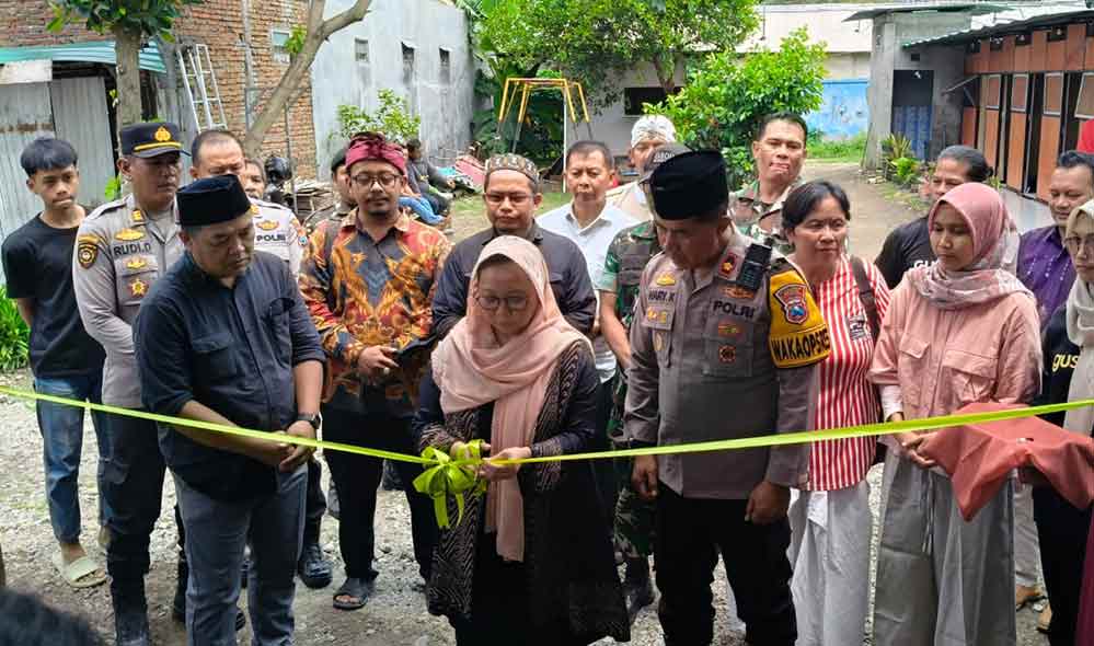 Direktur Jaringan Gusdurian Indonesia Alissa Wahid, saat meresmikan rumah Lansia Gusdurian Modjokutho ditandai dengan pemotongan pita dan menandatangani prasasti persemian. Foto: Muji Harjita/Bangsaonline.
