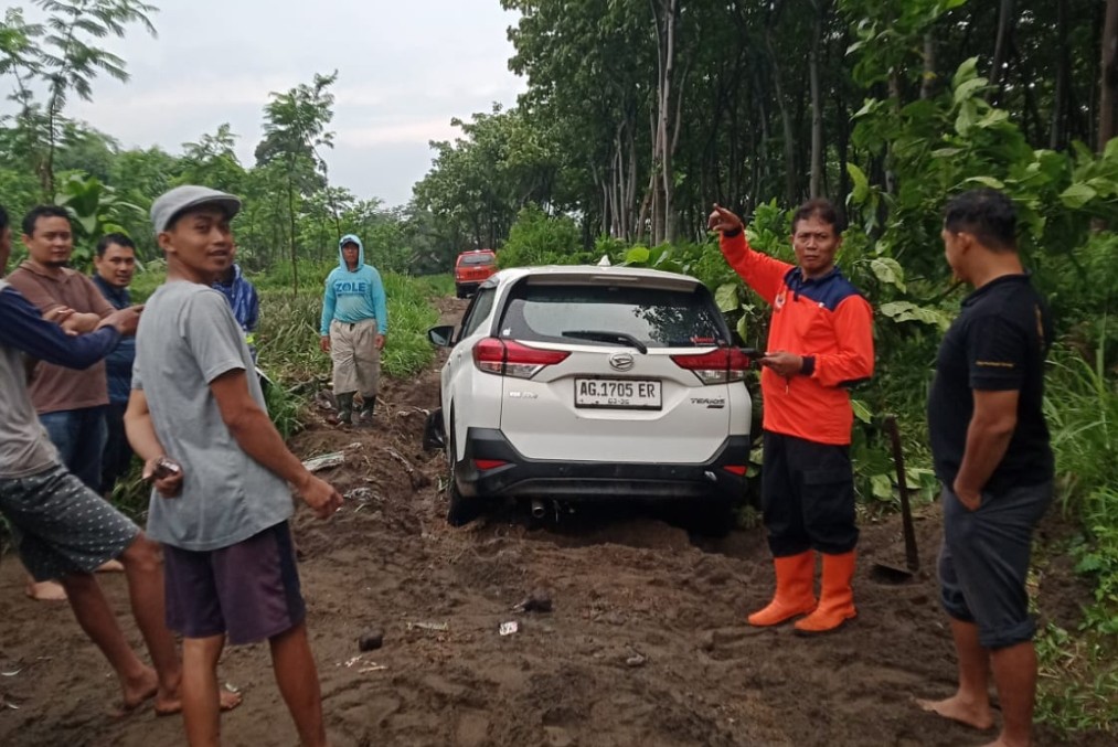 Petugas dari BPBD Kabupaten Kediri bersama warga saat turun ke lapangan. (Ist).
