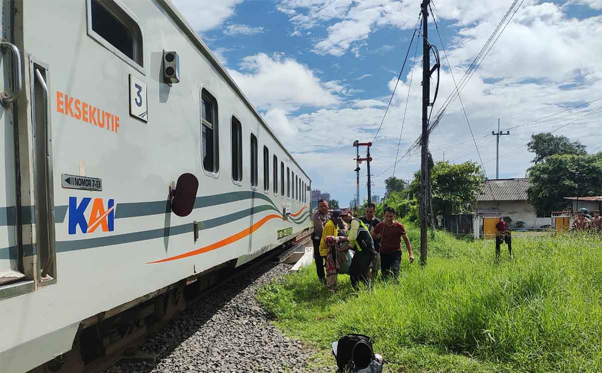 Petugas saat mengevakuasi perempuan tanpa identitas yang tertabrak kereta api di Sidoarjo.