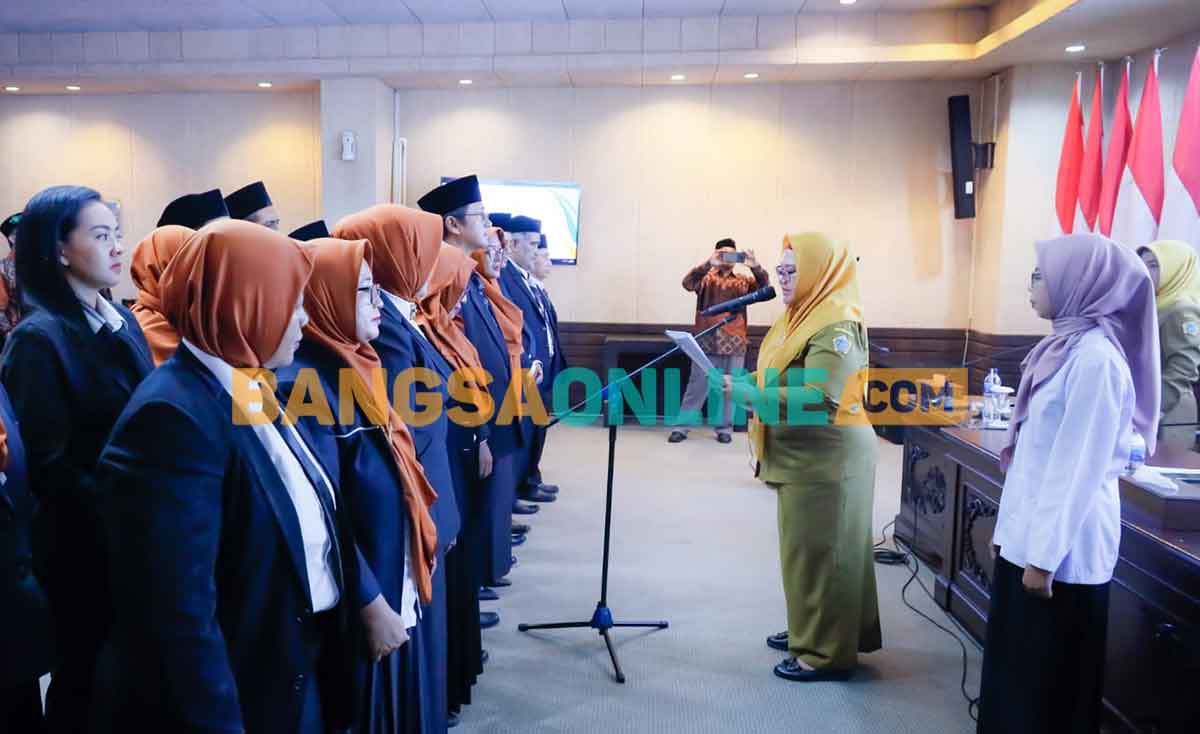 Wakil Bupati Gresik, Aminatun Habibah, saat mengukuhkan anggota inti LKS. Foto: SYUHUD/BANGSAONLINE
