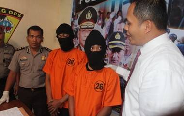 Pelaku GG dan AR saat dimintai keterangan Kasat Reskrim. foto: arif kurniawan/BANGSAONLINE