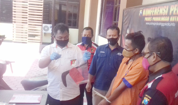 Kasatreskrim Polres Probolinggo Kota, AKP Heri Sugiono menunjukkan tersangka dan barang bukti berupa celurit kepada wartawan.