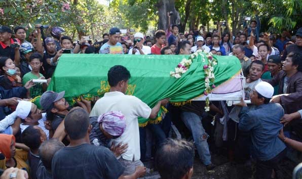 Warga menggotong keranda jenazah Freddy Budiman menuju liang lahat di TPU Mbah Ratu, Jalan Demak, Kecamatan Krembangan, Surabaya, Jawa Timur, Jumat (29/7).  foto: merdeka.com