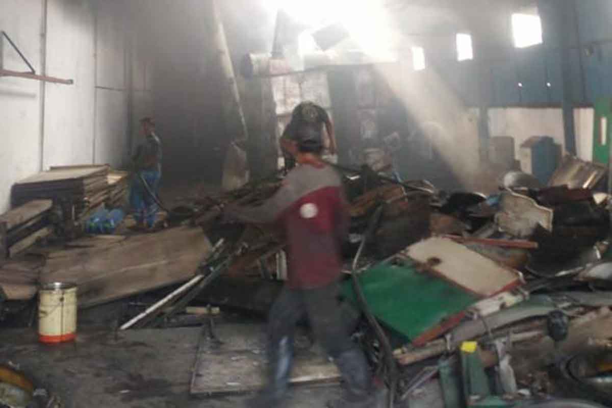 Petugas Damkar Gresik saat memadamkan kobaran api Eks PT Wim Cycle, di Dusun Ngambar, Desa Bambe KM 20 Pergudangan DKP 2 Kecamatan Driyorejo, Rabu (26/7/2023). Foto: ist.
