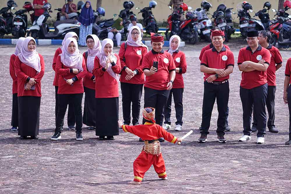 Wali Kota Pasuruan, Adi Wibowo terhibur saat melihat pertunjukan silat dari anak TK. 