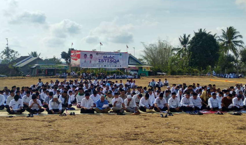 Dilanda Kekeringan, Warga Blitar Selatan Salat Minta Hujan