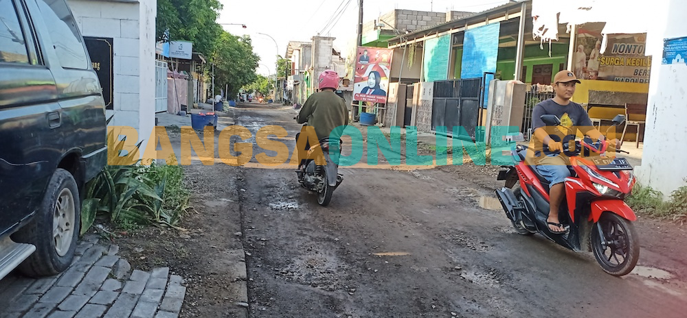 kondisi jalan di Desa Kedanyang Gresik pascadibongkar dan tak kunjung diperbaiki (foto:Syuhud/Bangsaonline.com)