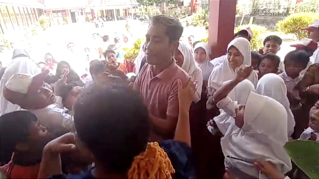 Tangkapan layar video viral pria yang ngaku anggota LSM saat digeruduk oleh Siswa SDN 1 Duko Sumenep