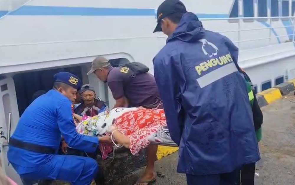Petugas Pos Terpadu Operasi Ketupat Semeru 2025 Polres Gresik saat membantu warga yang sakit untuk dibawa ke RS. Foto: Ist.