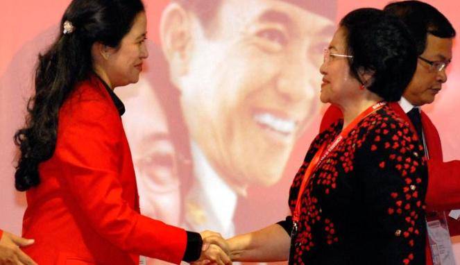 Puan Maharani menyalami ibunya Megawati Soekarnoputeri dalam acara PDIP. Foto: antara/vivanews.com