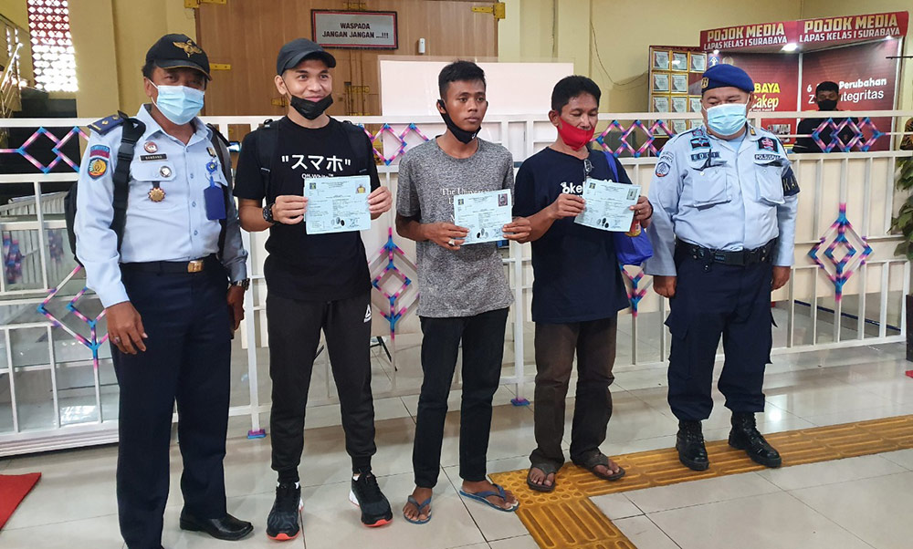 Mukarram bin Sabirin bersama WBP lainnya keluar dari Lapas Surabaya setelah mengikuti program integrasi pembebasan bersyarat (PB).