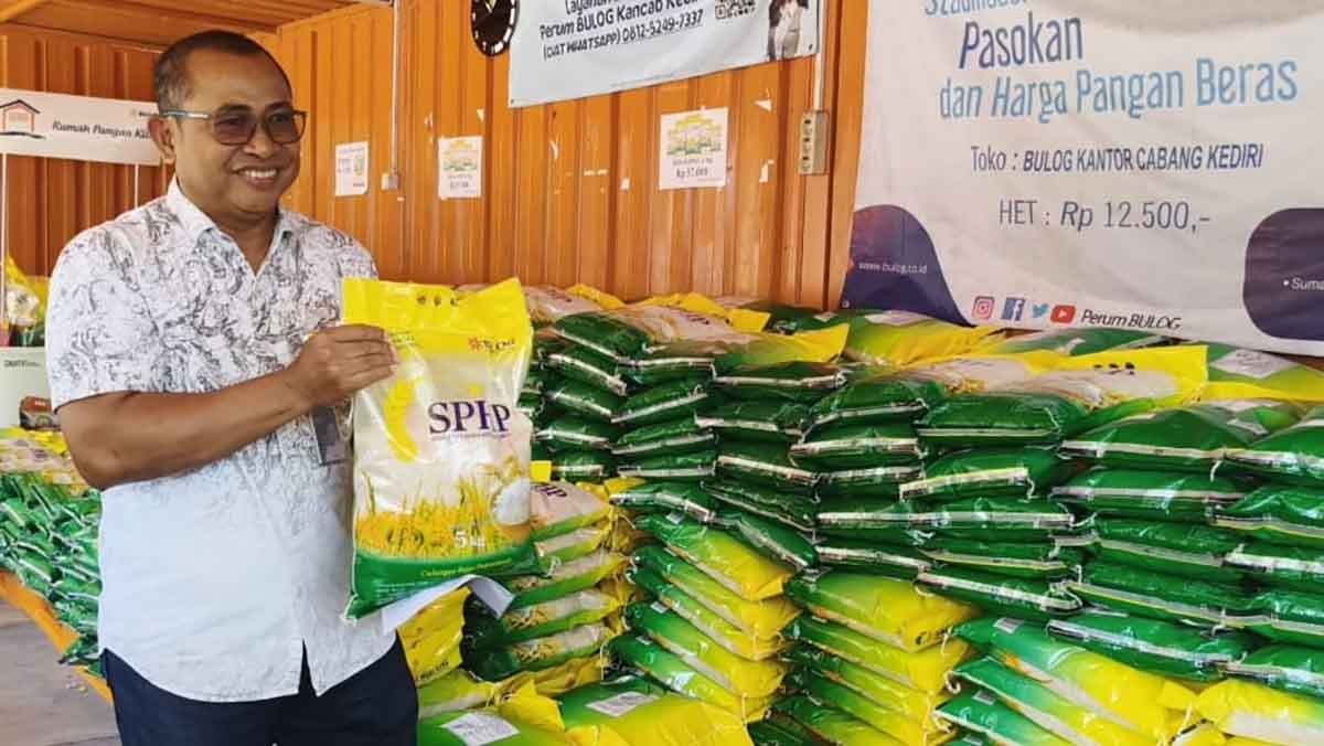 Pemimpin Bulog Cabang Kediri, Harisun, saat meninjau stok beras SPHP.