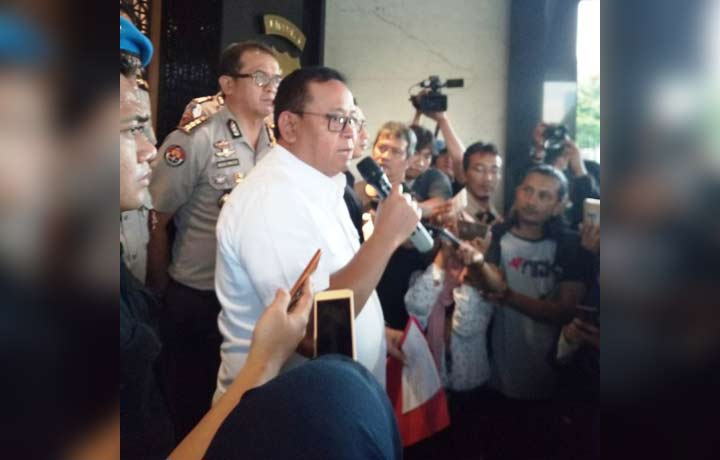 Kapolda Jatim Irjen Pol Drs. Luki Hermawan, M. Si didampingi Kabid Humas Kombes Pol F. Barung Mangera, S.I.K menggelar konferensi pers terkait status Vanessa Angel.