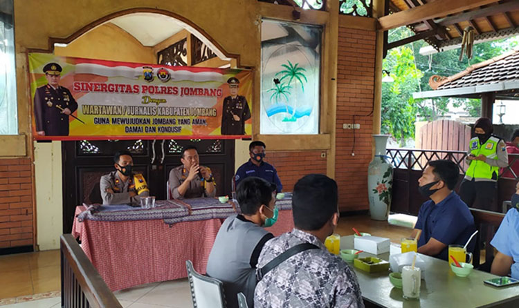 Kapolres Jombang, AKBP Agung Setyo Nugroho saat memberikan sambutan pada puluhan wartawan. (foto: AAN AMRULLOH/ BANGSAONLINE)