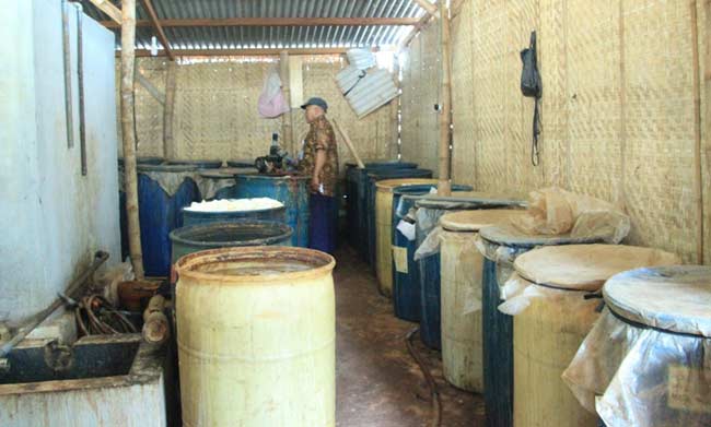 Pabrik arak di Gedungombo yang digerebek petugas, Rabu (30/3). foto: suwandi/ BANGSANOLINE