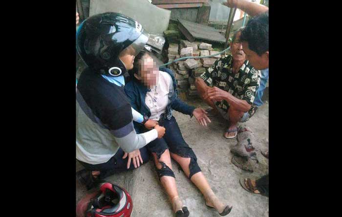 Korban saat hendak dibawa ke Rumah Sakit oleh warga.