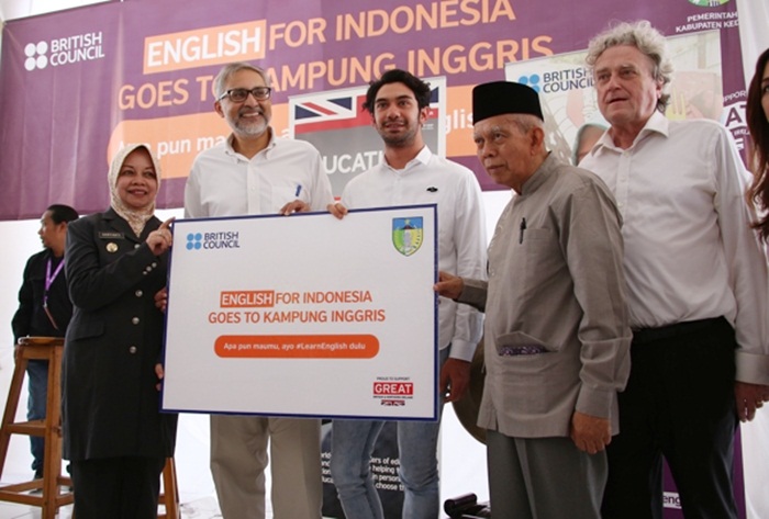 Dari kiri-kanan: Bupati Kediri Haryanti Sutrisno, Duta Besar Inggris untuk Indonesia, Mr. Moazzam Malik, Aktor Reza Rahardian, Pencetus Kampung Inggris Mr. Kalen, dan Direktur British Council Indonesia, Paul Smith. foto: Kominfo Kediri