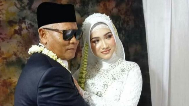 Haji Sondani (63 tahun) dan Fia, istrinya yang masih berusia 19 tahun. Foto: dok.pri)