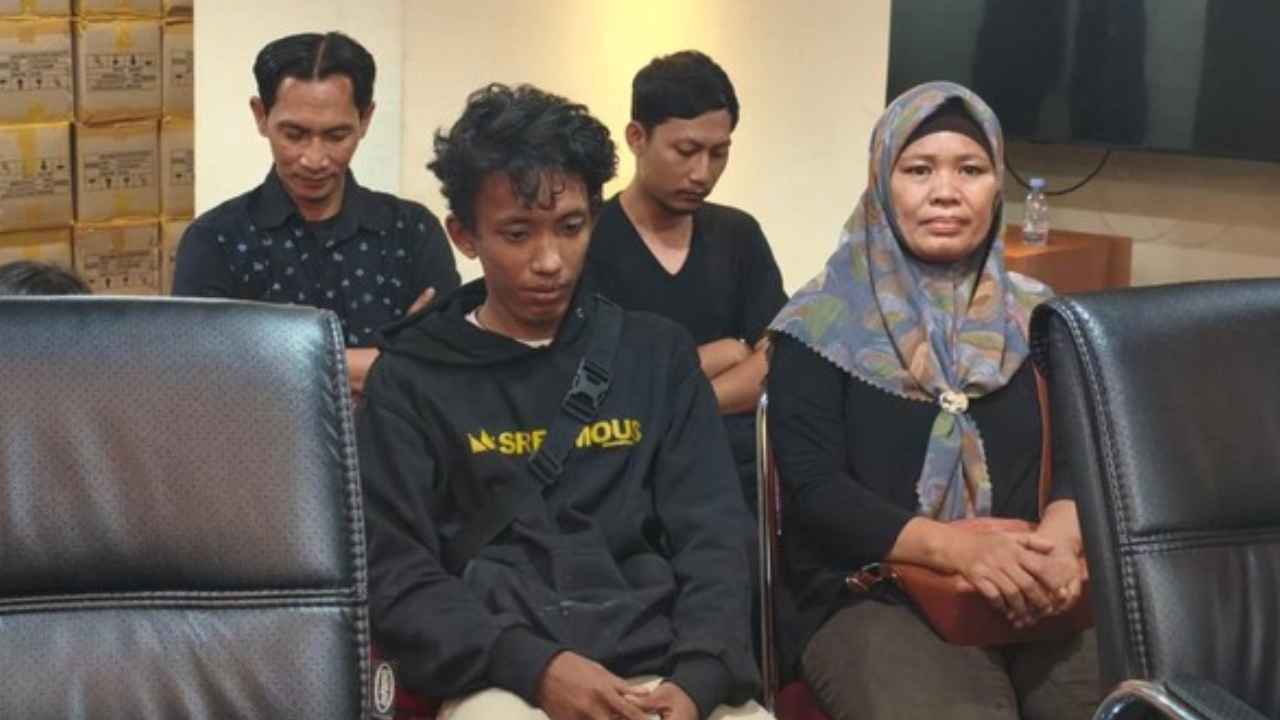 Eko Purnomo Bersama Ibunya Di Polda Metro Jaya